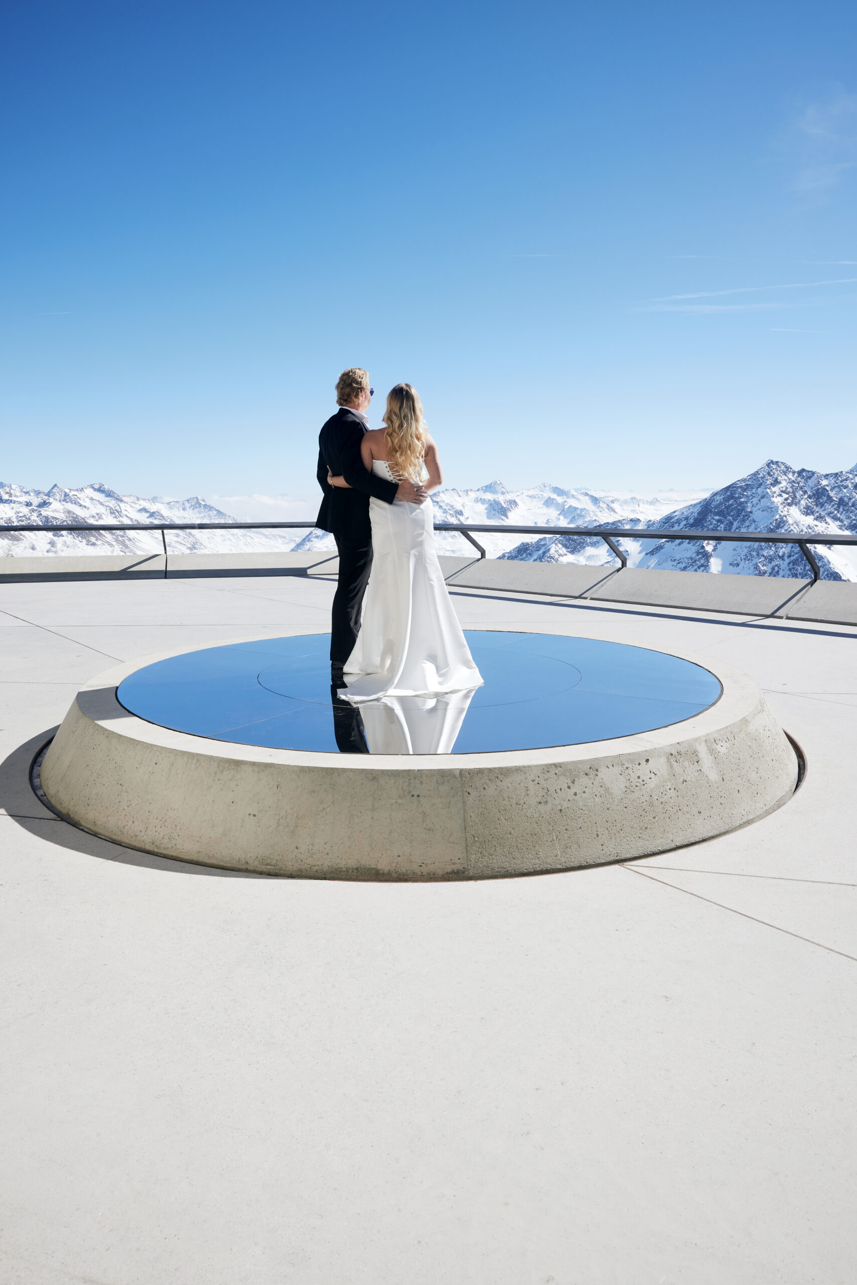Hochzeit in Sölden – Brautpaar auf der Spiegelplattform