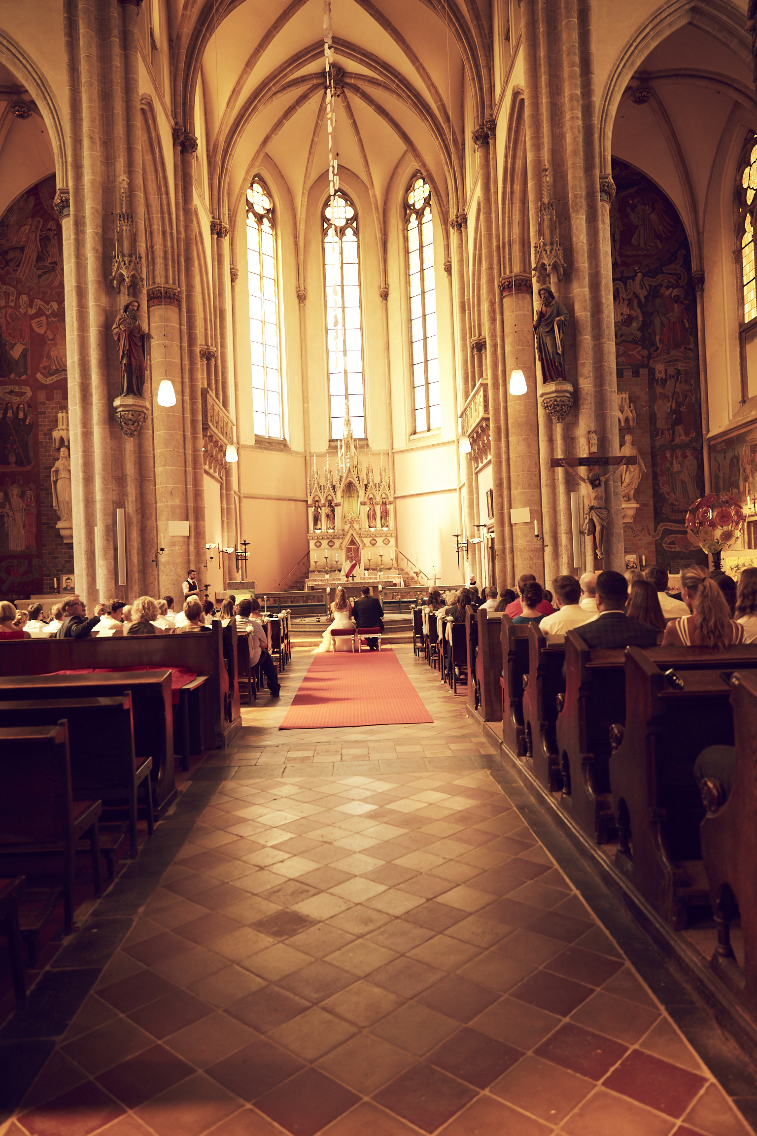 Gotik & Festsaal – Waldporträts, Kirche und ein Fest im Saal