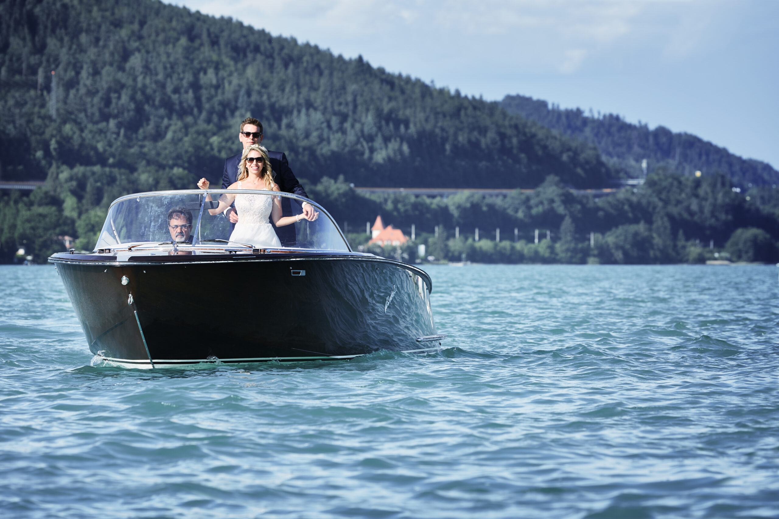 Brautpaar im Boot auf dem See