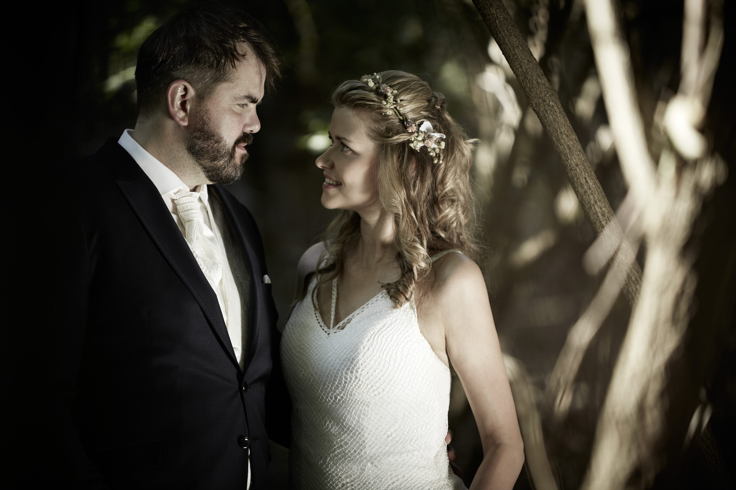 Hochzeit in einer gotischen Kirche – Brautpaar beim Porträt im Wald