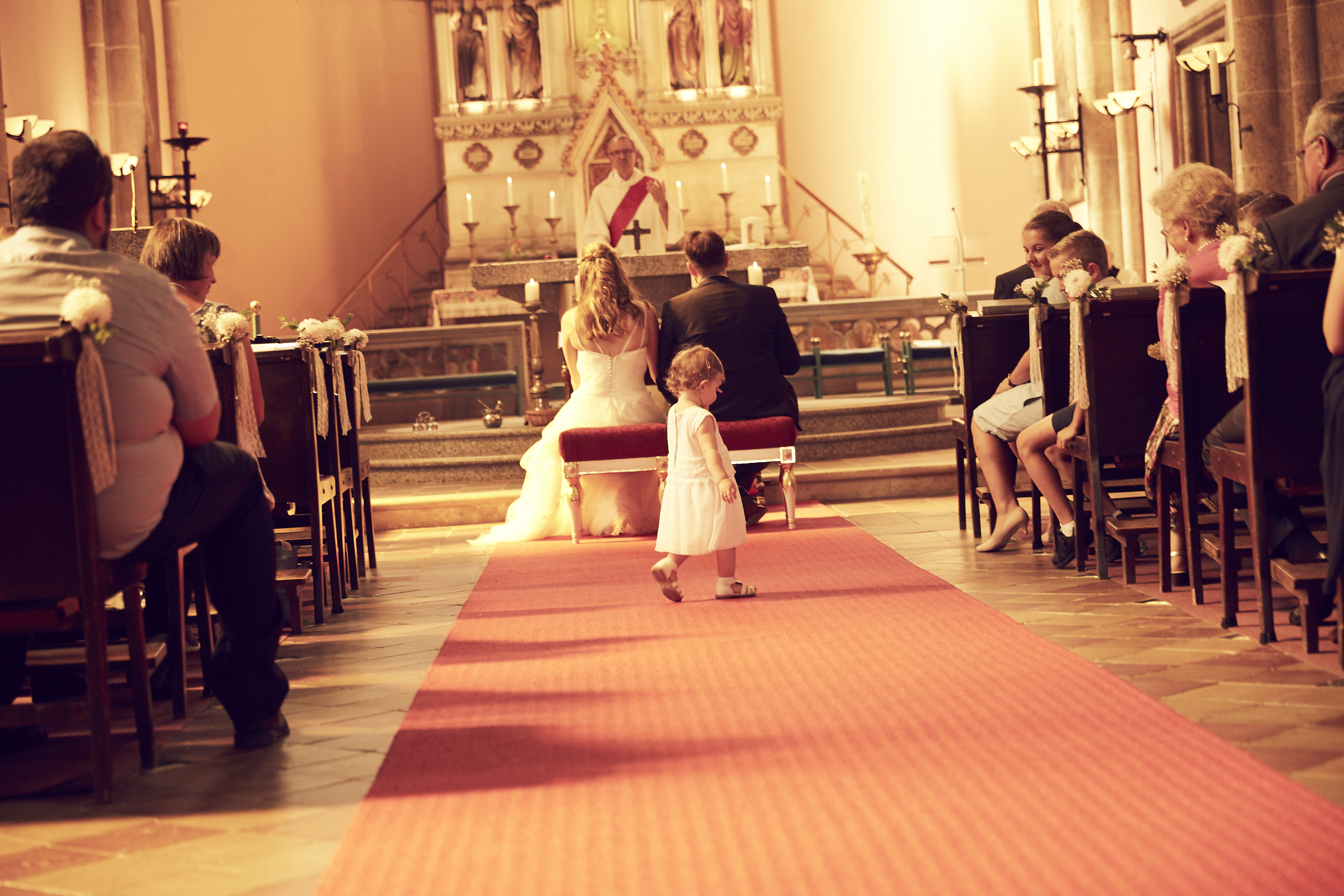 Hochzeit in einer gotischen Kirche – Bild 1